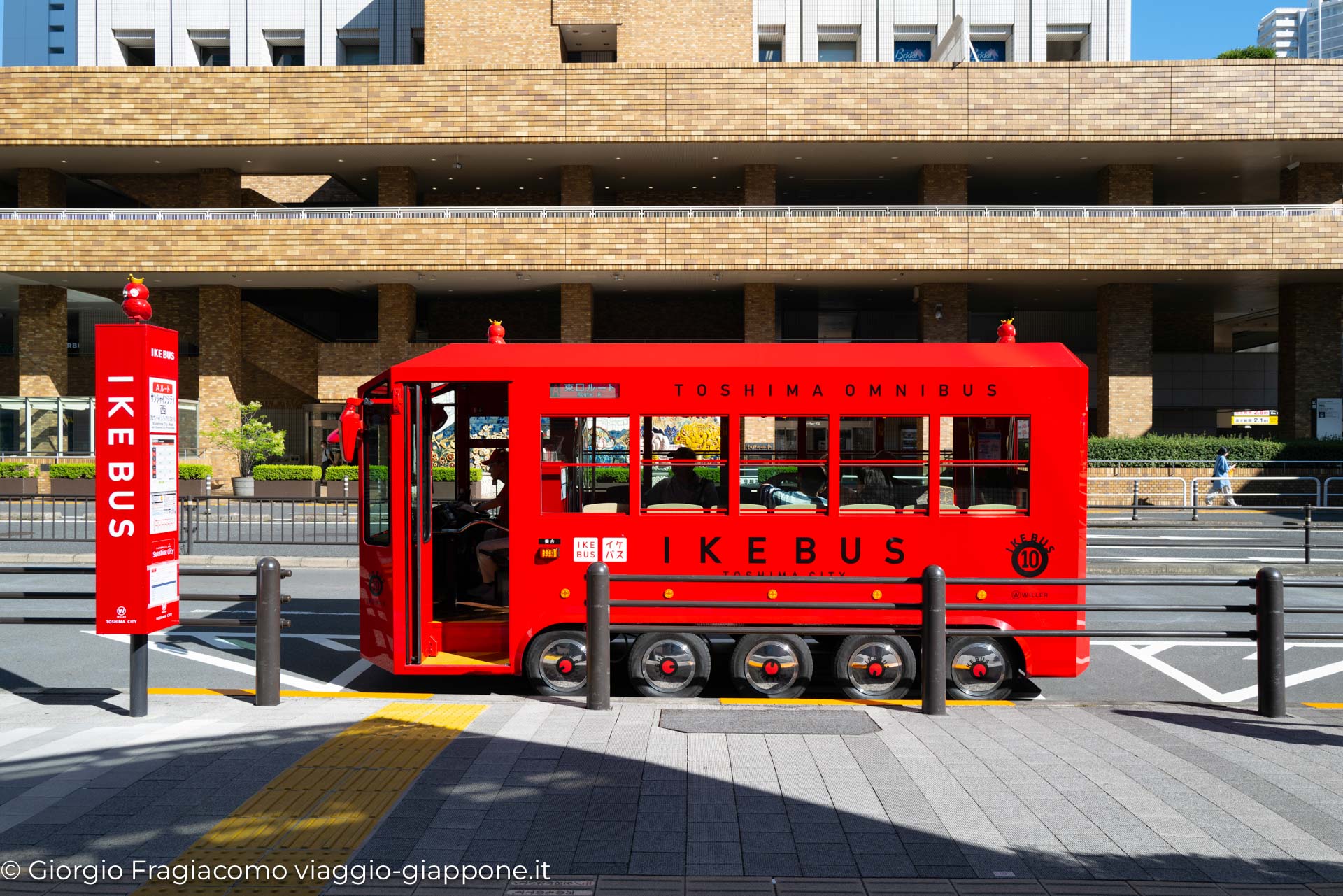 Ikebus red bus Ikebukuro L1130955